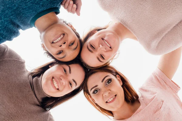 幸せな若い女性のイメージ多人種の友人ポーズ白い壁の背景の上に隔離されたカメラを見て. — ストック写真