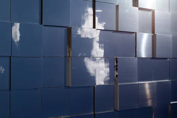 Moderní skleněná budova, která odráží oblohu — Stock fotografie