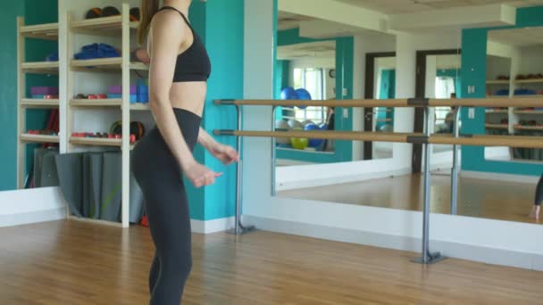 Hermosa joven haciendo ejercicio físico. Foto de mujer musculosa. Concepto de fitness y estilo de vida saludable — Vídeos de Stock