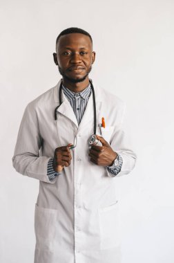 Steteskoplu siyah doktor beyaz arka planda izole edilmiş.