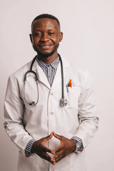 Schwarzer Arzt mit Stethoskop isoliert auf weißem Hintergrund — Stockfoto