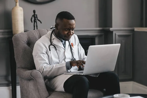 Afroamerykanin lekarz przeprowadza wizytę przez wideokonferencję — Zdjęcie stockowe