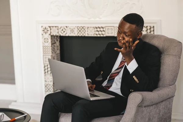 Feliz positivo homem de negócios preto falar sobre chamada de vídeo com parceiro de negócios, sorrindo afro-americano homem empregado tem conversa on-line no laptop — Fotografia de Stock