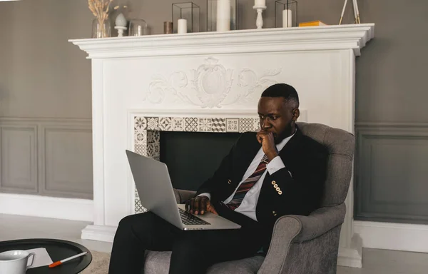 Tiro na cabeça sério confundido empresário afro-americano olhando para a tela do laptop. Executivo de gestão pensamento recebeu más notícias esperando resultado positivo — Fotografia de Stock