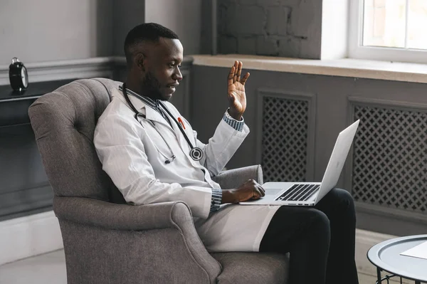 Sanal doktor randevusuyla tele sağlık ve online terapi seansı. Siyah doktor çevrimiçi konferansı 