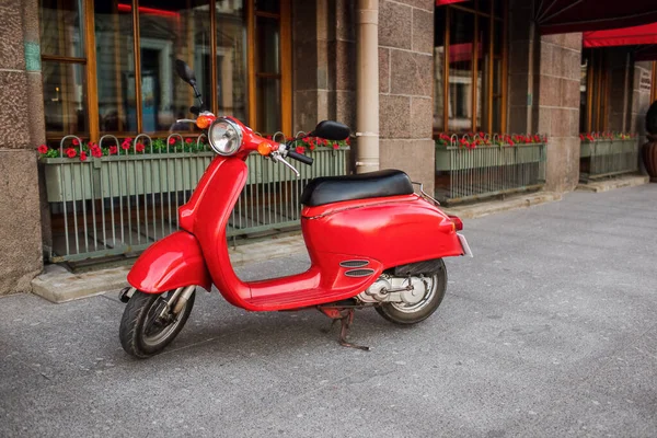 Scooter vintage rouge stationné sur le trottoir de la rue de la ville vide — Photo