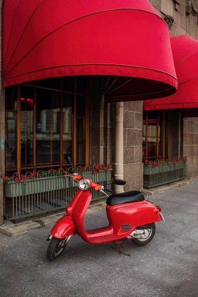 Scooter vintage rouge stationné sur le trottoir de la rue de la ville vide — Photo