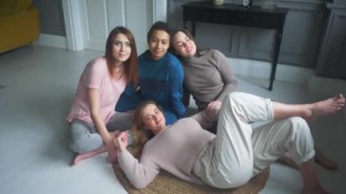 Neşeli güzel kız arkadaşlar evde birlikte vakit geçirirler.