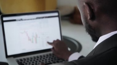 Kara İşadamı veri borsasını analiz etmek için dizüstü bilgisayar kullanıyor. Forx ticaret grafiği, online borsa, finansal yatırım konsepti. Kapat.