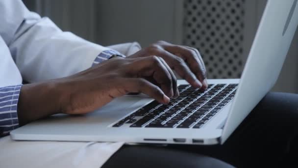 Las manos de usuario afroamericanas masculinas que teclean en el teclado del ordenador portátil se sientan en la mesa, el trabajo de estudio profesional de estudiante étnico de raza mixta con el concepto de tecnología de software de PC, vista de cerca — Vídeo de stock