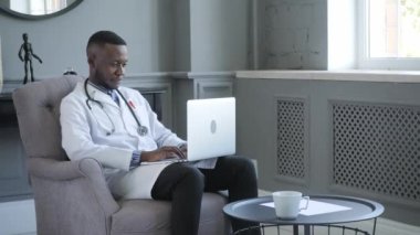 Siyahi doktor. Tıbbi bilgi alışverişi için bilgisayar ve telekomünikasyon teknolojilerinin kullanımına telgraf çekin