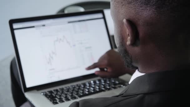 Negro Empresario que utiliza el ordenador portátil para analizar el mercado de valores de datos, gráfico de comercio de divisas, bolsa de valores en línea, concepto de inversión financiera. de cerca — Vídeo de stock