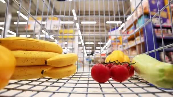 Carrinho com alimentos no supermercado conceito de estilo de vida do produto comprador de loja de carrinho de compras — Vídeo de Stock