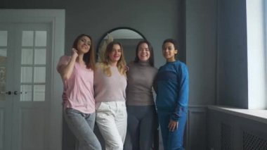 Kızlar en iyi arkadaşlar pijama partisinde eğleniyorlar, güzel genç kadınlar, birlikte eğleniyorlar, eğleniyorlar.