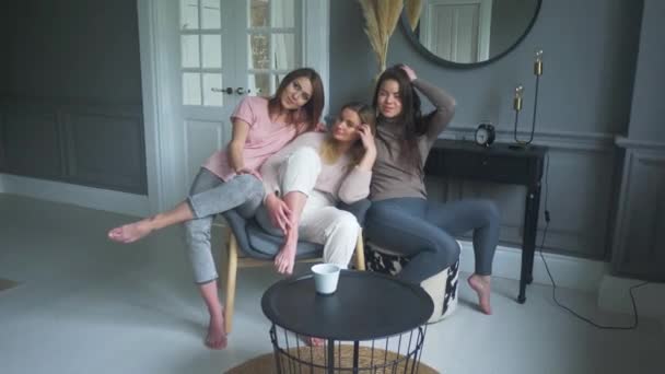 Meninas melhores amigos se divertindo na festa do pijama ou galinha, belas mulheres jovens, comemorando, desfrutando de tempo de lazer juntos — Vídeo de Stock