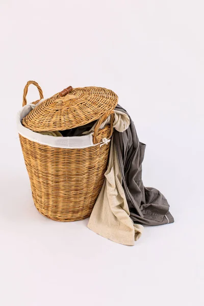 Ubrania w praniu drewniany kosz izolowany na białym tle — Zdjęcie stockowe