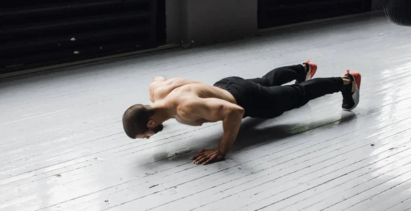 Νεαρός μυώδης αθλητής κάνει pushups αναστολή — Φωτογραφία Αρχείου