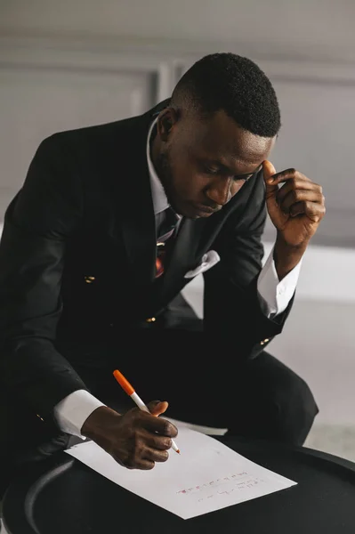 Black Businessman usando laptop para analisar o mercado de ações de dados, gráfico de negociação forex, negociação de bolsa de valores on-line, conceito de investimento financeiro. de perto — Fotografia de Stock