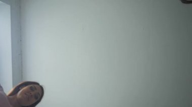 Farklı vücut ve etnik yapıya sahip bir grup kadın kadına güç ve güç göstermek için birlikte poz veriyor. Kıvrımlı ve zayıf kadın vücudu.