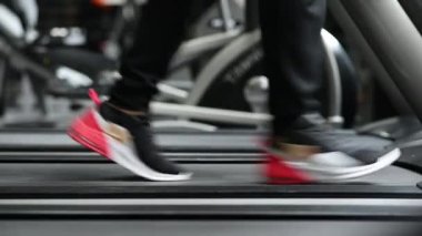 Spor salonunda koşan bir adam egzersiz, spor ve sağlıklı yaşam tarzı için koşu bandı konsepti kullanıyor.