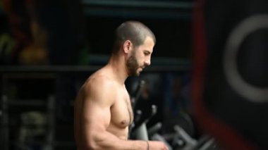 Spor salonunda koşan bir adam egzersiz, spor ve sağlıklı yaşam tarzı için koşu bandı konsepti kullanıyor.