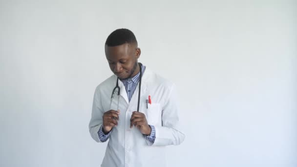 Jonge Afrikaanse arts blij met het resultaat witte achtergrond — Stockvideo