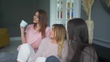 Üç arkadaş evin çatısında oturmuş sohbet ediyorlar.