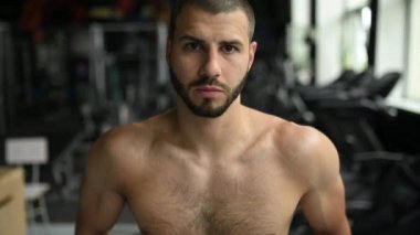  Spor salonundaki genç bir adamın video portresi