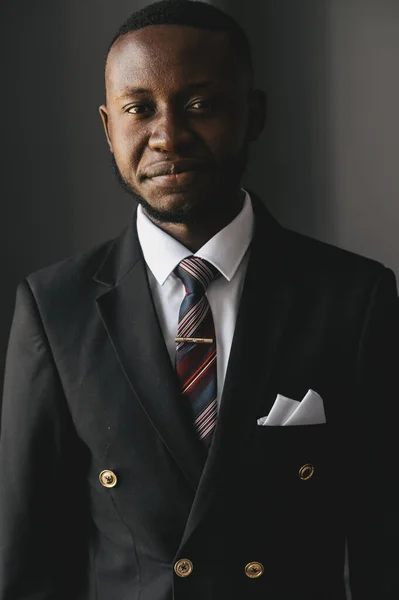 Zbliżenie portret czarny młody człowiek w garniturze — Zdjęcie stockowe