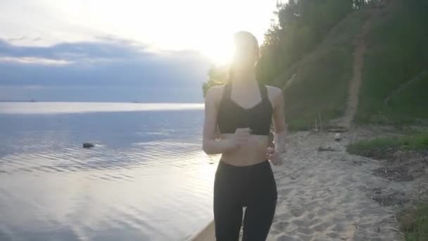 Mujer sana corriendo en la playa, chica haciendo deporte al aire libre, fitness y cuidado de la salud concepto con espacio de copia sobre fondo natural — Vídeos de Stock