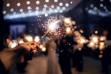  Maytap elinde yanıyor. Mutlu yıllar 2022.