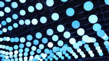  Soyut toplar kaotik bir şekilde hareket eder. Parlayan toplar farklı renklerde parlar