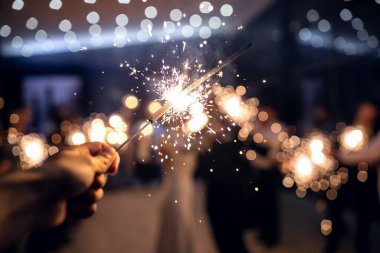  Maytap elinde yanıyor. Mutlu yıllar 2022.