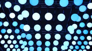  Soyut toplar kaotik bir şekilde hareket eder. Parlayan toplar farklı renklerde parlar