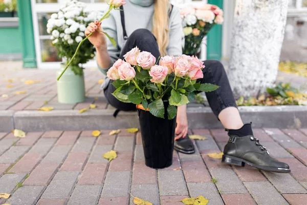 Pessoas, negócio, venda e conceito de floricultura - close-up de florista mulher segurando monte na loja de flores — Fotografia de Stock