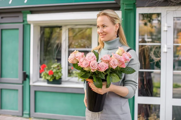 Blomsterhandlare. bukett med vackra blommor. Vårfärger. blomsterhandlarens arbete i en blomsteraffär — Stockfoto