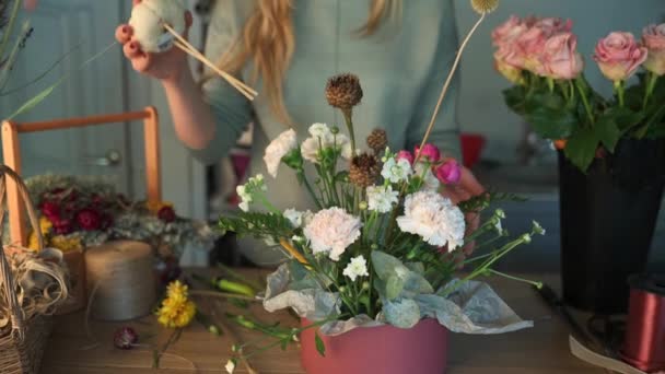 Kleinunternehmen. Flower Design Studio, Herstellung von Dekorationen und Arrangements. Blumenlieferung, Bestellung — Stockvideo