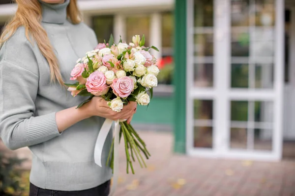 Femeie florar face frumos buchet la magazin de flori — Fotografie, imagine de stoc