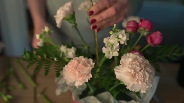 Vrouwelijke bloemist maakt mooi boeket bij bloemenwinkel — Stockvideo