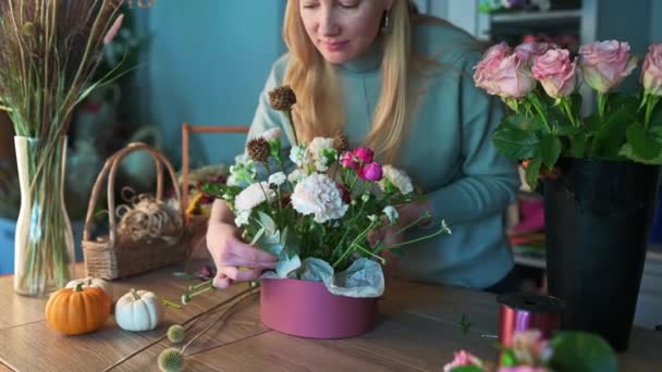 Vrouwelijke bloemist maakt mooi boeket bij bloemenwinkel — Stockvideo