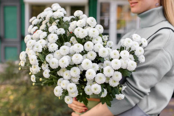 Люди, бізнес, продаж та концепція флористики крупним планом квіткова жінка тримає букет у квітковому магазині — стокове фото
