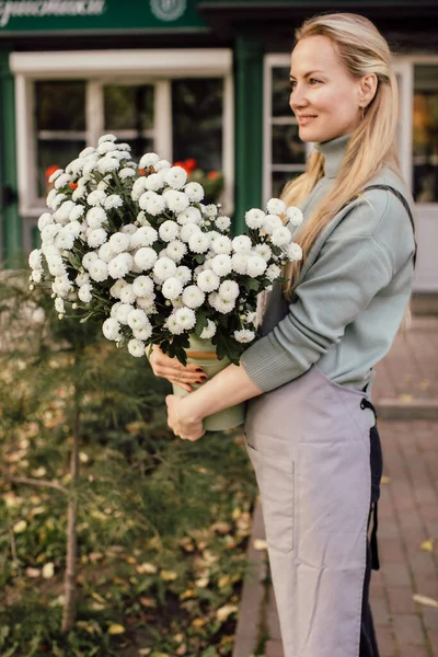 Oameni, afaceri, vânzări și concept de florărie - aproape de o florăreasă care deține o grămadă la florărie — Fotografie, imagine de stoc