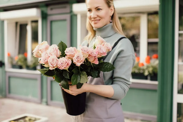 Piękny bukiet mieszanych kwiatów w ręce kobiety. Koncepcja kwiaciarni. Ładny, świeży bukiet. Dostawa kwiatów. — Zdjęcie stockowe
