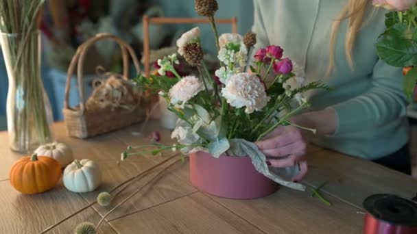 Mujer florista hace un ramo de flores cortadas, recoge flores. — Vídeo de stock