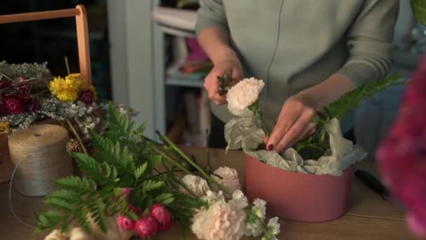 Mujer florista creando hermoso ramo en la tienda de flores. Trabajo en floristería. Entrega de flores. — Vídeos de Stock