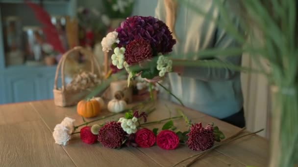 Schöner frischer Strauß. Blumenlieferung. Floristin gestaltet Blumenschmuck in einem Weidenkorb. Schöner Strauß gemischter Blumen. Florales Ladenkonzept . — Stockvideo