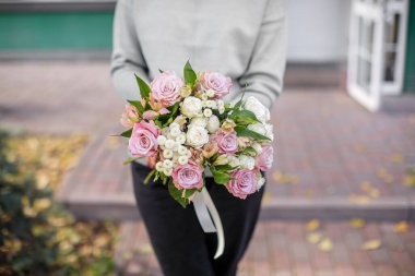 Güzel, taze bir buket. Çiçek teslimatı. Kadın çiçekçi. Güzel bir buket karışık çiçek. Çiçek dükkanı konsepti