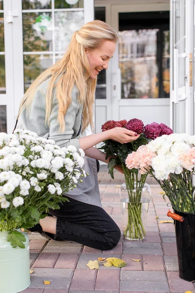 Blomsterhandlare Småföretagare. Blommor förbereda bukett — Stockfoto