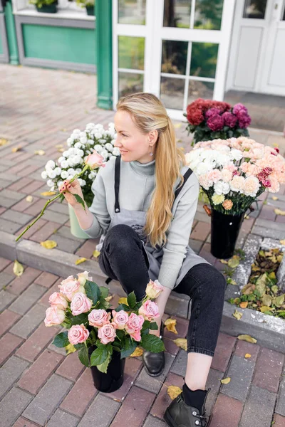 Blomsterhandlare Småföretagare. Blommor förbereda bukett — Stockfoto