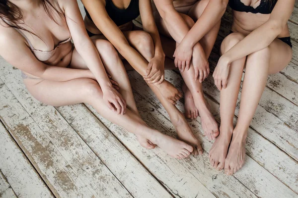 Grupo de mujeres con diferentes cuerpos y etnias posando juntas para mostrar el poder y la fuerza de la mujer. concepto positivo del cuerpo —  Fotos de Stock